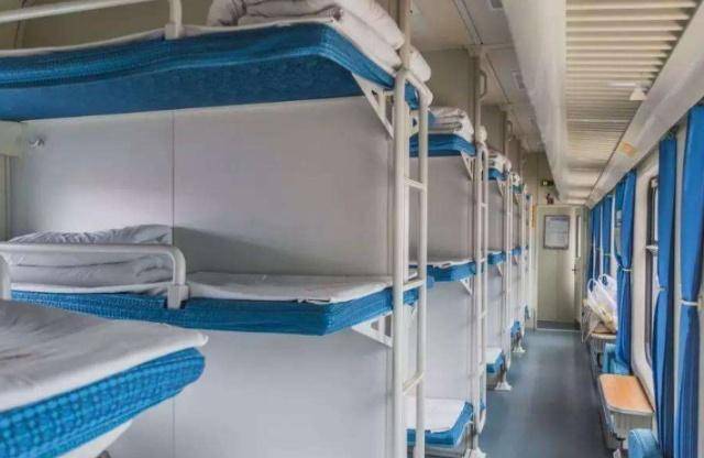 女生外出旅游坐火车卧铺时,要注意这几个小细节,可能会帮到你_时候