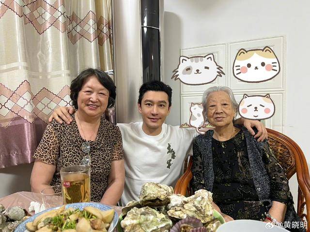 46岁黄晓明晒全家福,小海绵出镜送祝福,一个细节看出很用心_工作_杨颖