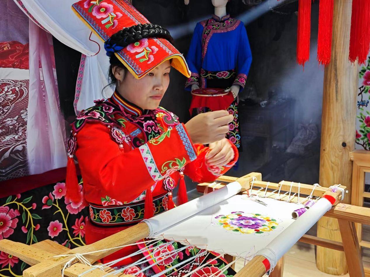 宁强县羌绣非遗文化产业园正式揭牌_发展_羌族_传承