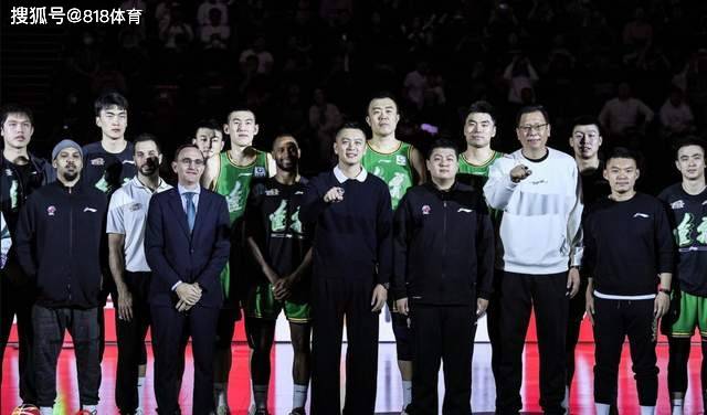 随后,辽篮将士们也被请上了舞台中央,杨鸣,吴乃群和全队一同合影.