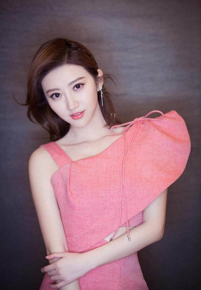 30岁的景甜真会穿,这一身穿搭满满小心机,网友:张继科眼光真好_发型