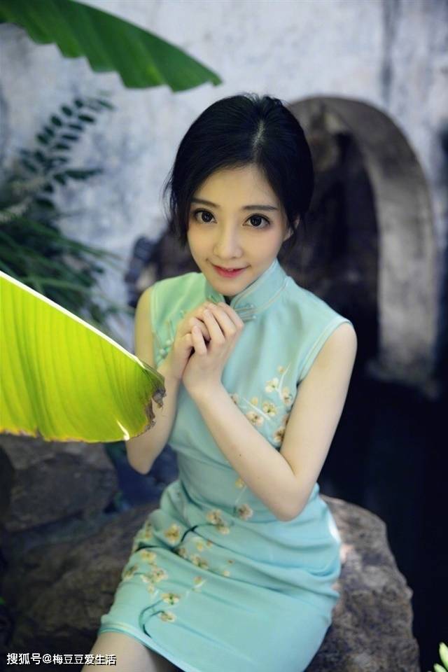 美女主播冯提莫时尚旗袍古风气质迷人写真