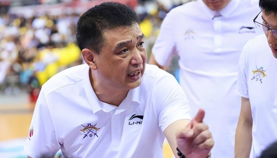 cctv5直播,北京男篮战北控恩怨局,闵鹿蕾了如指掌 翟晓川让球权_比赛_