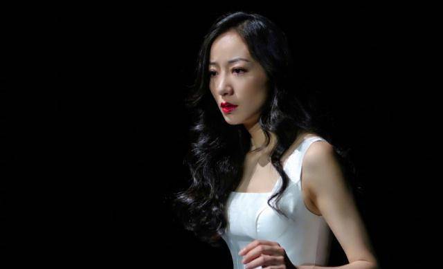 韩雪换新造型显得清爽时髦,白色t恤搭配牛仔阔腿裤,意外高级_衣服