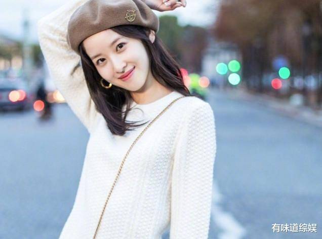 "奶茶妹妹"章泽天素颜判若两人,怪不得刘大佬说"不知妻美"_拍照片