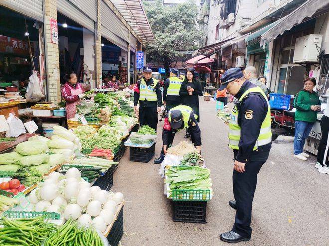 渝北区多勤联动联合两路街道整治双凤农贸市场脏乱差