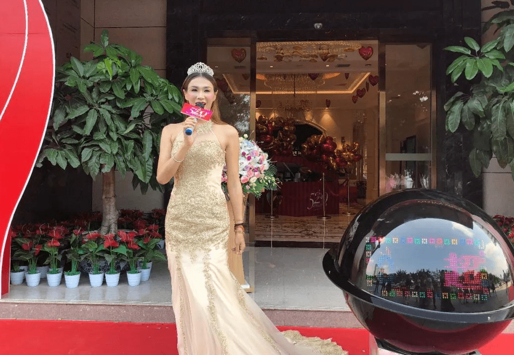 2007年,刘炫怡通过"炫怡秀"成为了网络女主播,同年发布了自己的单曲.