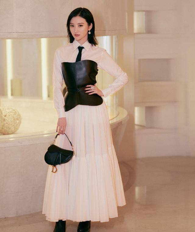 被景甜惊艳了,丸子头搭针织衫小黑裤,瘦出铅笔腿,却意外的时尚_造型