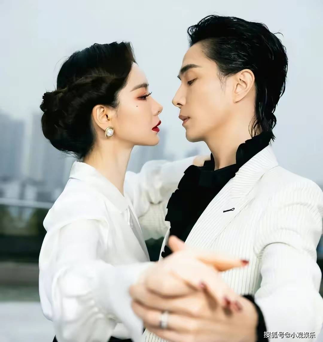 一瓶香水比北京别墅还贵,泡奶粉用进口矿泉水_戚薇_家庭_作品