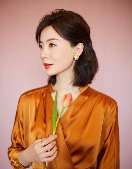 发型,首先里两边后一样长,然后做水波纹纹理烫发,才能达到像陈数这样