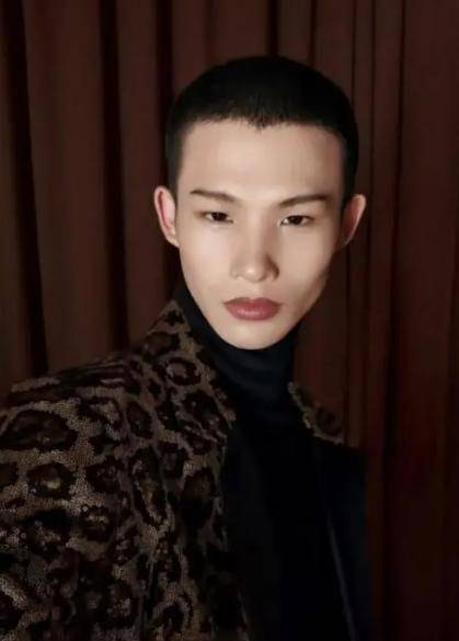 陆仙人:穿垃圾袋上国际时装周,被国人嘲笑,时尚大