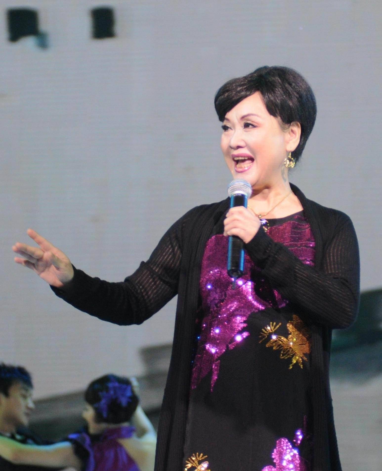 看78岁李谷一摘掉假发,我悟了:女人直面衰老,比刻意扮嫩更耐看_女性