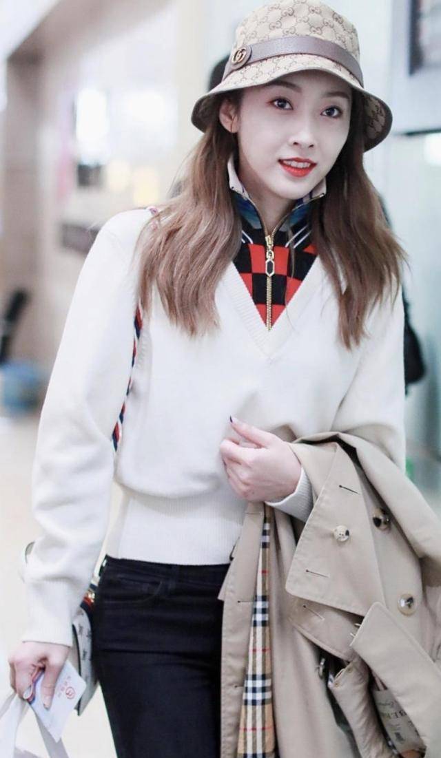 宣璐很有"女神"范,白色羽绒服搭配黑色紧身裤现身机场,美呆了_女性