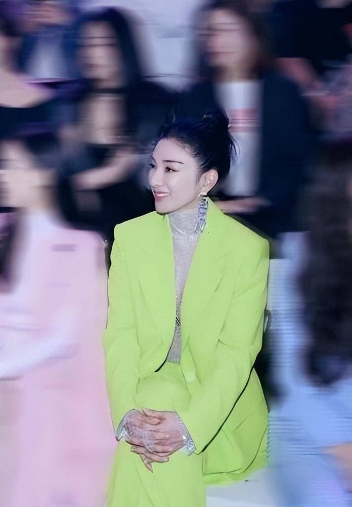 黄奕与黄圣依同框,看坐姿就知道谁有钱了,不过两个人的颜色清新都好看