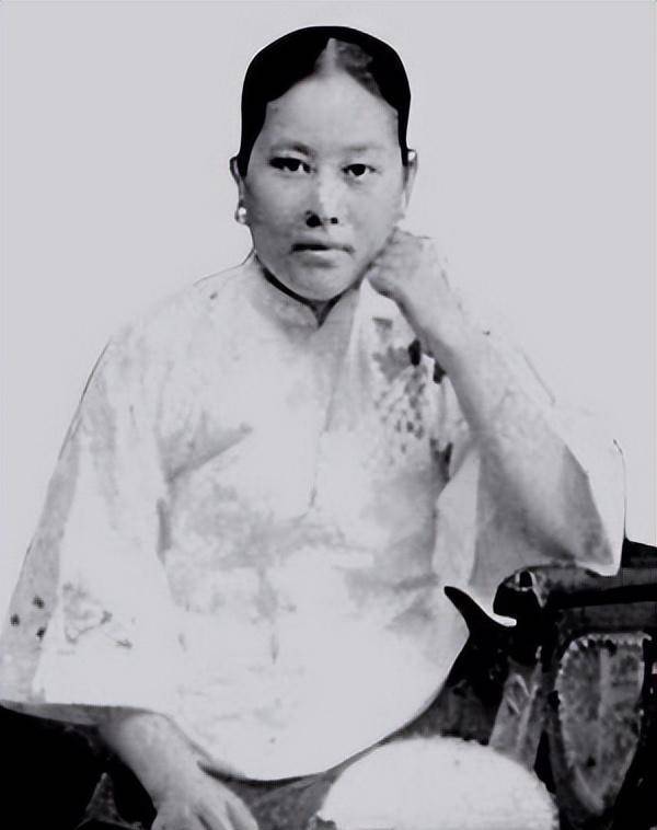 他尊重发妻,宠爱三房,但最爱的是二房,死后想和二房合葬没如愿_孙传芳