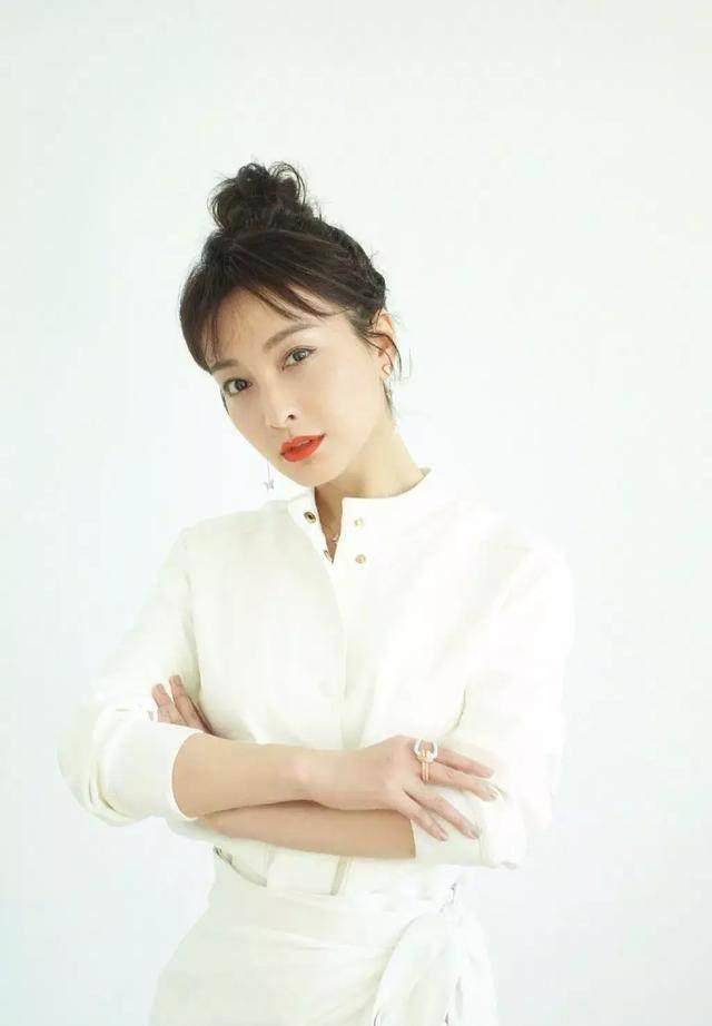 吴昕剪了这款刘海后变的非常的年轻,网友:有点像高中生一样年轻_发型