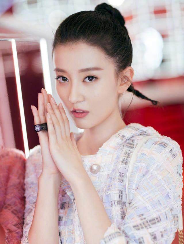 小圆脸的乔欣长发那么美,腰还那么细,牛仔穿衣搭配秒变19岁少女_设计