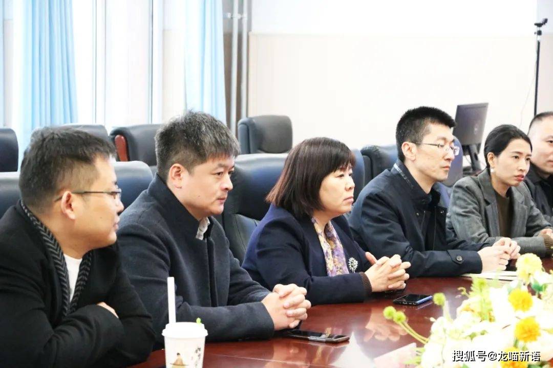 带领动漫企业家走进高新区海川中学在交流中,王校长首先向大家介绍了