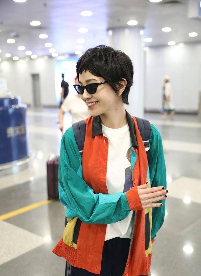 34岁郭采洁颜值高任性,穿橙色和绿色拼接外套搭运动裤,秒变18岁_双腿