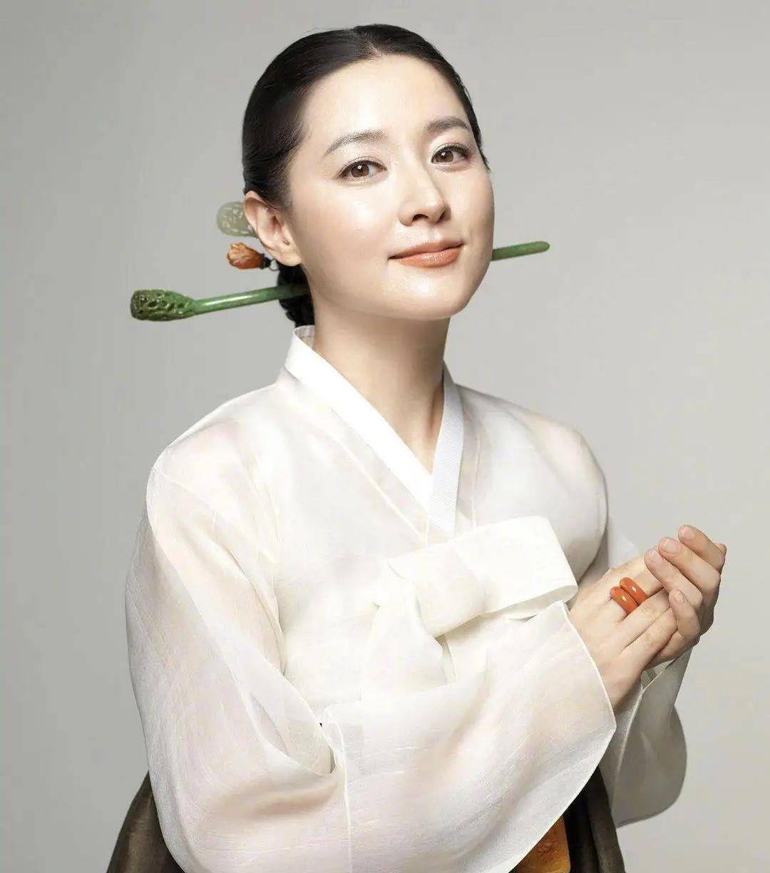 51岁的李英爱很帅,她身穿粉色连衣裙,美丽又温柔,你看不出她是一位