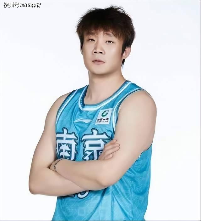 丁彦雨航回济南被山东球迷堵在酒店,签名合影一个都不能少_围堵_赛季