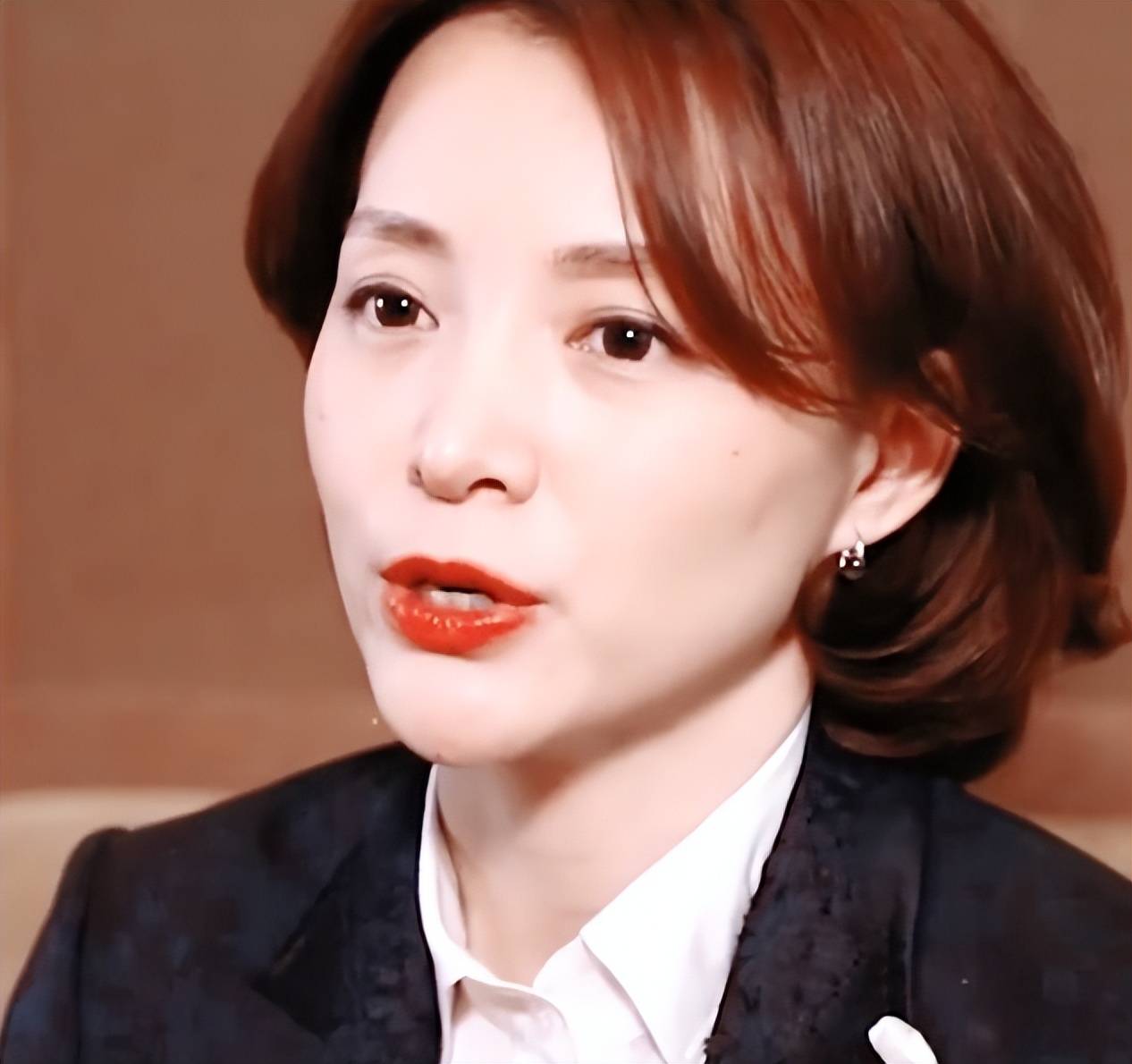 董卿:关注度下降,隐退一年后50岁生日在"静悄悄"的氛围下度过_相关