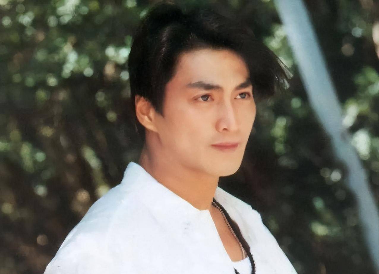 何家劲:穷到靠搬尸赚钱,因支持包拯被2度封,如今靠说火出圈_何家进