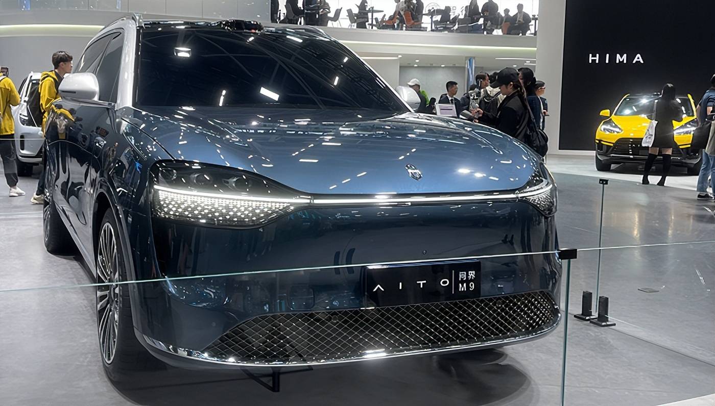 此外,问界m9还将配备华为ads高阶自动驾驶辅助,后排激光投影以及副驾