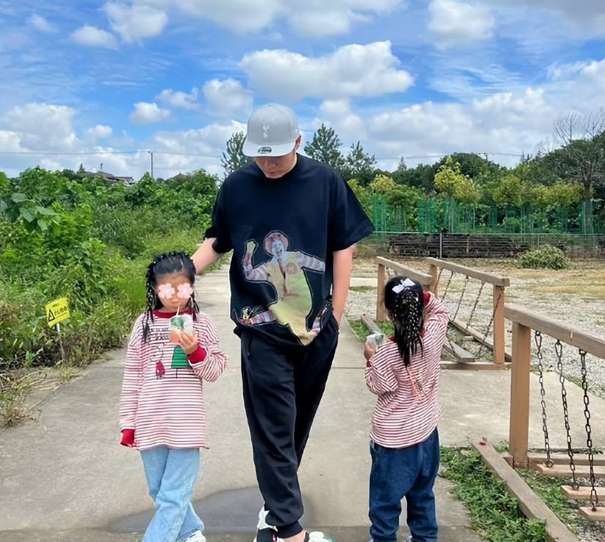 陈赫一家游迪士尼,39岁张子萱打扮惊艳,女儿一起出镜!_网友_孩子_感觉