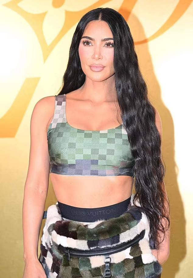 金·卡戴珊身着绿色紧身上衣和紧身裤在巴黎时装周秀场上引人注目