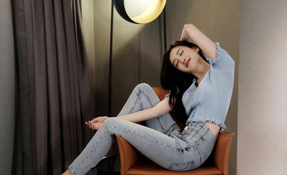 江疏影:紧身牛仔裤搭配休闲衬衣,魅力又自信