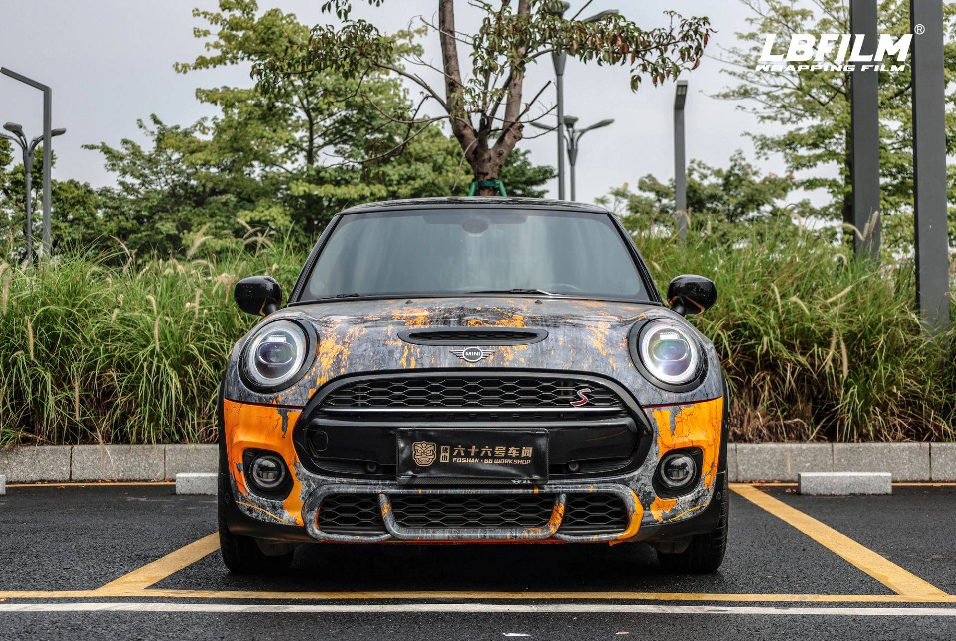 土味十足仿佛从生化危机中走出的末日战车营造出一种破旧不堪的末日美