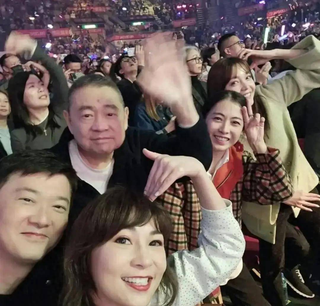 刘銮雄陪甘比一起看黎明演唱会，刘銮雄一副生无可恋，甘比很开心_搜狐网