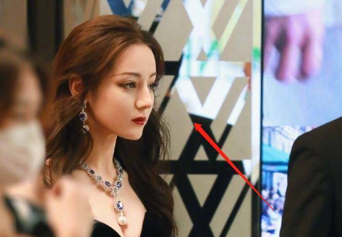 迪丽热巴生图美上热搜,我却只注意到,知情人对此事的表态_照片_化妆