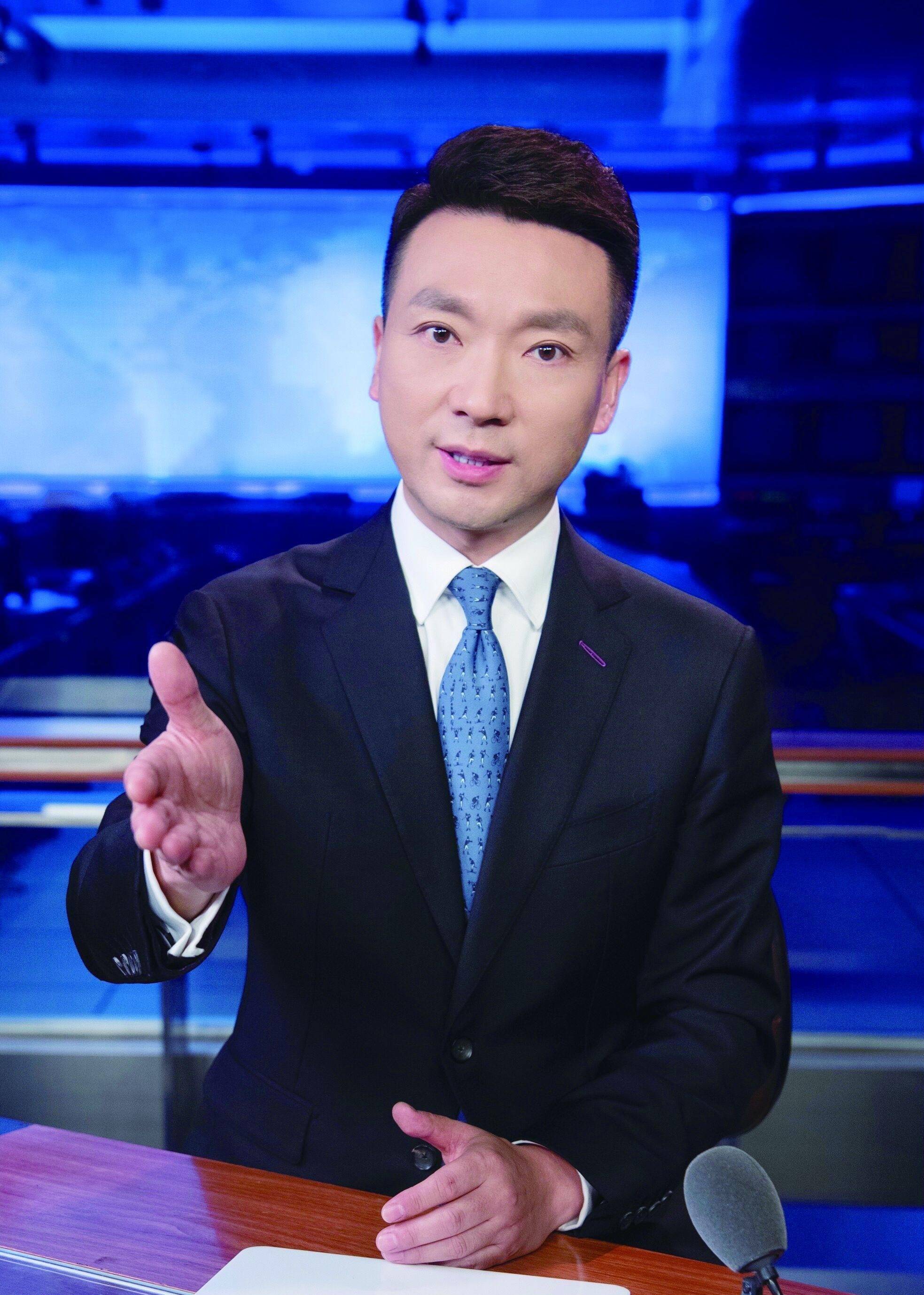 52岁康辉在美国工作日常!与全球媒体人争辉,大气磅礴展强者风范_方式_