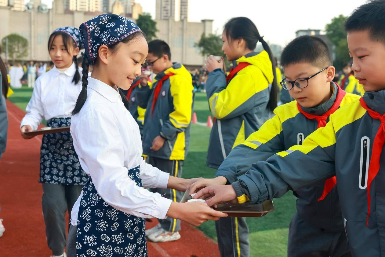 "劳""体"融合,农味十足——九龙坡区华梁学校举办第三届趣味运动会