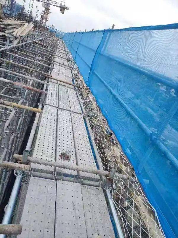 悬挑层临边防护怎么做?_项目_钢管_脚手架