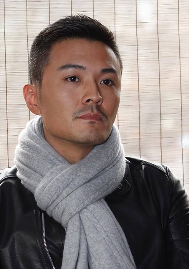 2012年,于小伟凭借在电影《查无此人》中的出色表演,获得了当年万象