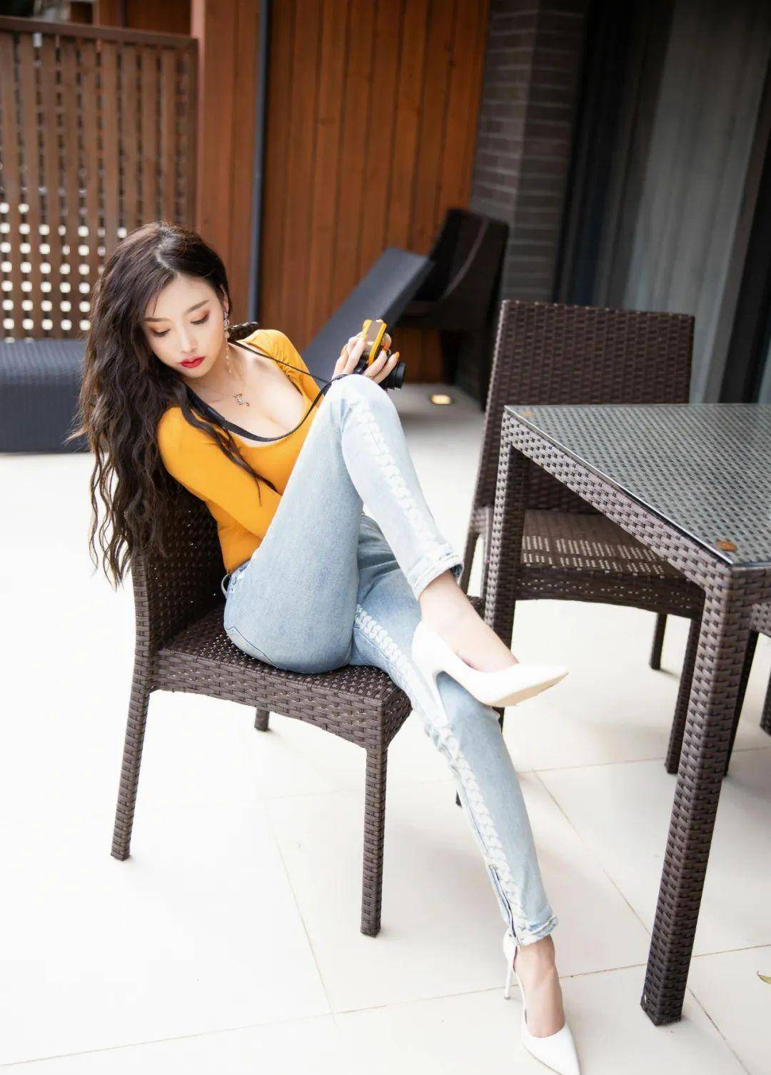 杨晨晨衣服曝光:黄色裤子和牛仔裤!_时尚_紧身_上衣