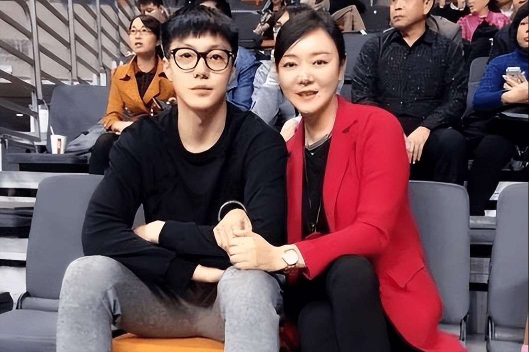 找到新归属,胡明轩官宣喜讯,困扰大事解决,胡妈妈欣喜送祝福_球迷