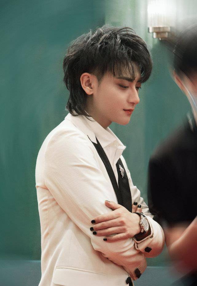 黄子韬再做新美甲发照炫耀,首晒美甲细节照,我被小拇指美甲设计感动