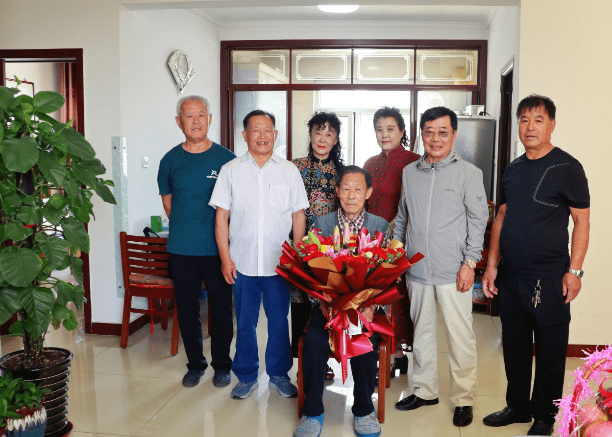 班长积极活动与校委会共同争取到了在我县颇具影响力的年轻老师郭志强