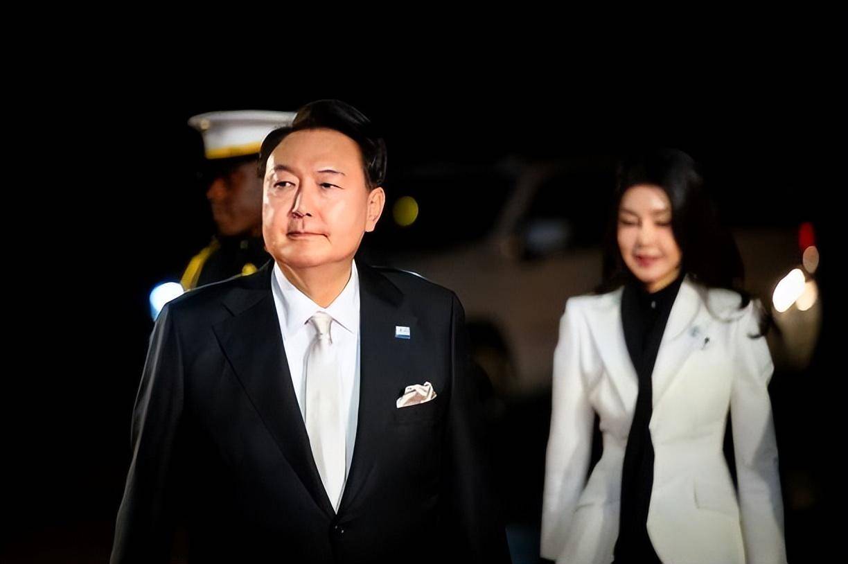 越南夫人蓝色奥黛惊艳,韩国夫人黑白配超嫩_造型_选择了_加拿大