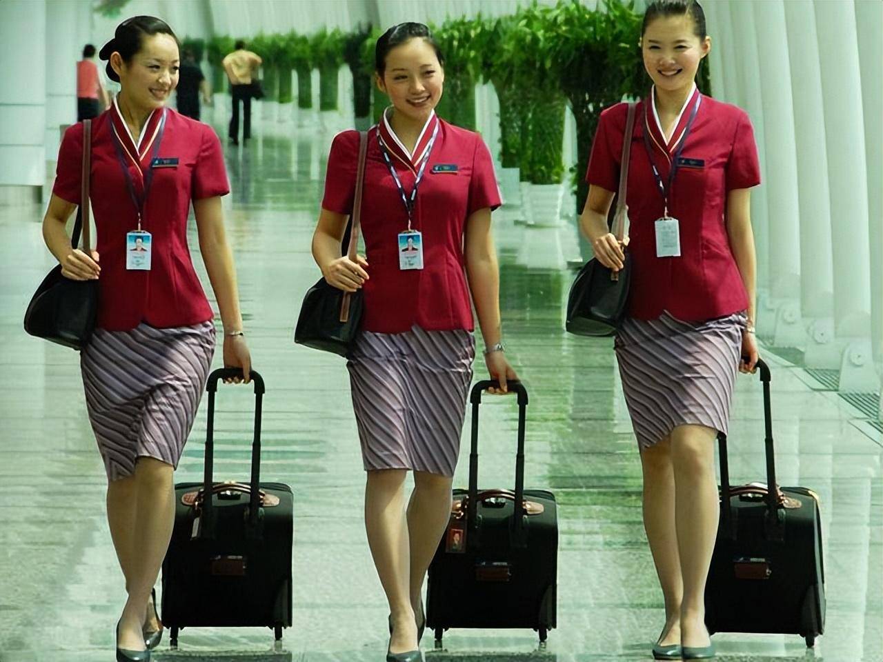 空姐为什么上下飞机都会拉着行李箱?这不麻烦嘛?