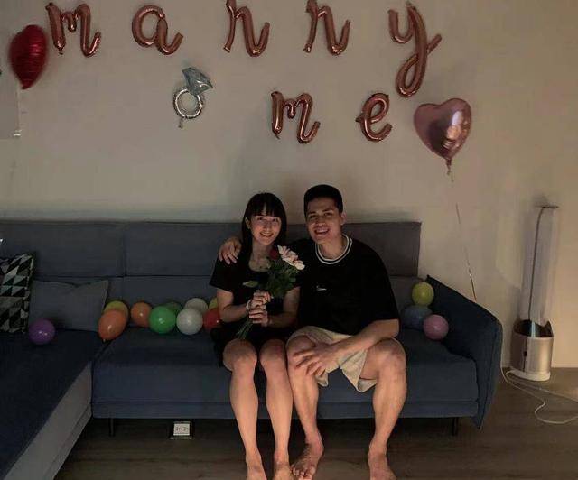 广州队后卫与妻子甜蜜合照,看他们的幸福模式_陈英俊_比赛_郭嘉文