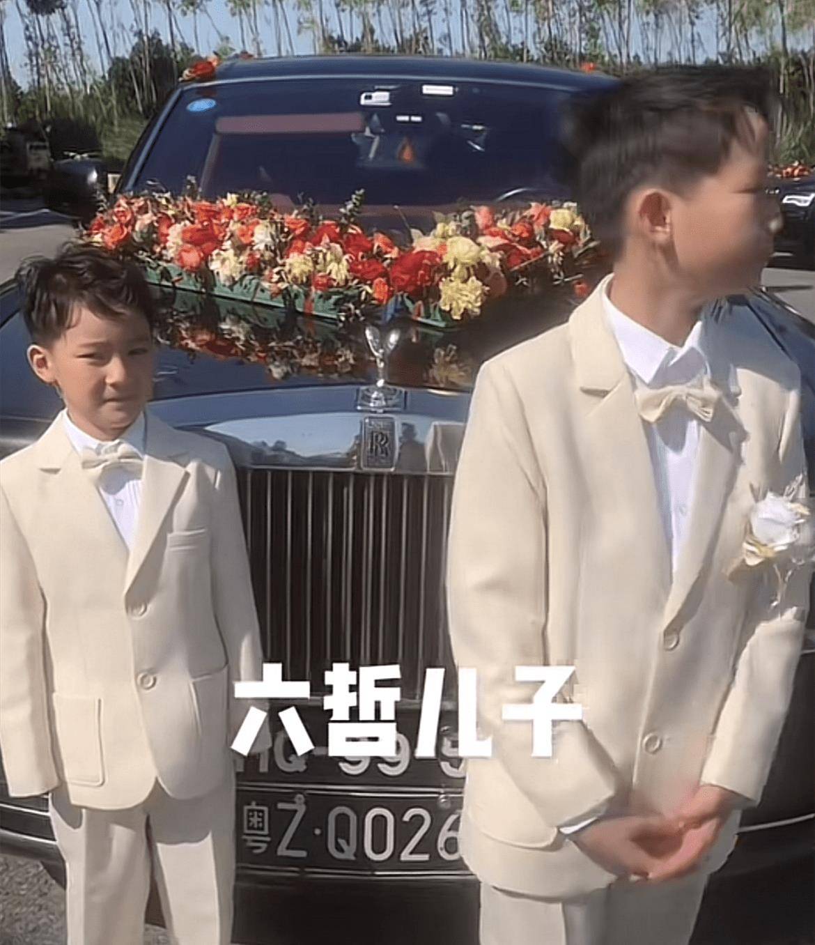 38岁歌手六哲返回老家补办婚礼!戴假发颜值遭吐槽,三个儿女陪同