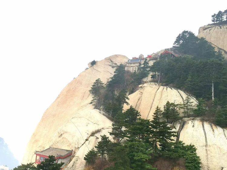 南延秦嶺崑崙脈,北瞰黃河渭水紗.五嶽千峰西為首,三山萬險太當家.