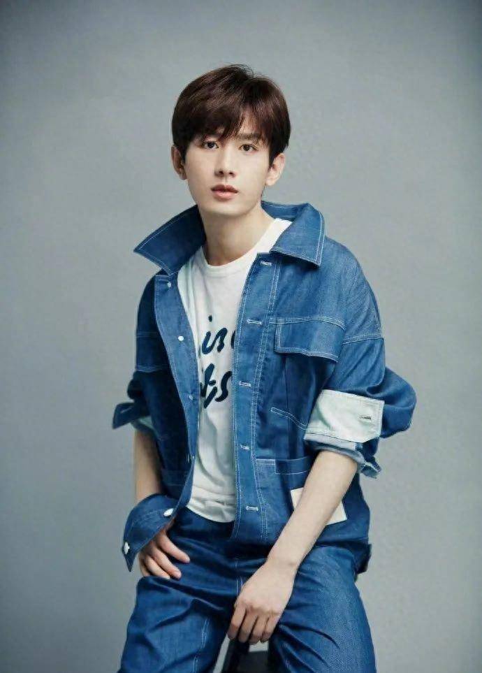 穿好牛仔外套,你的变帅计划就成功了一半,进来照着穿吧!