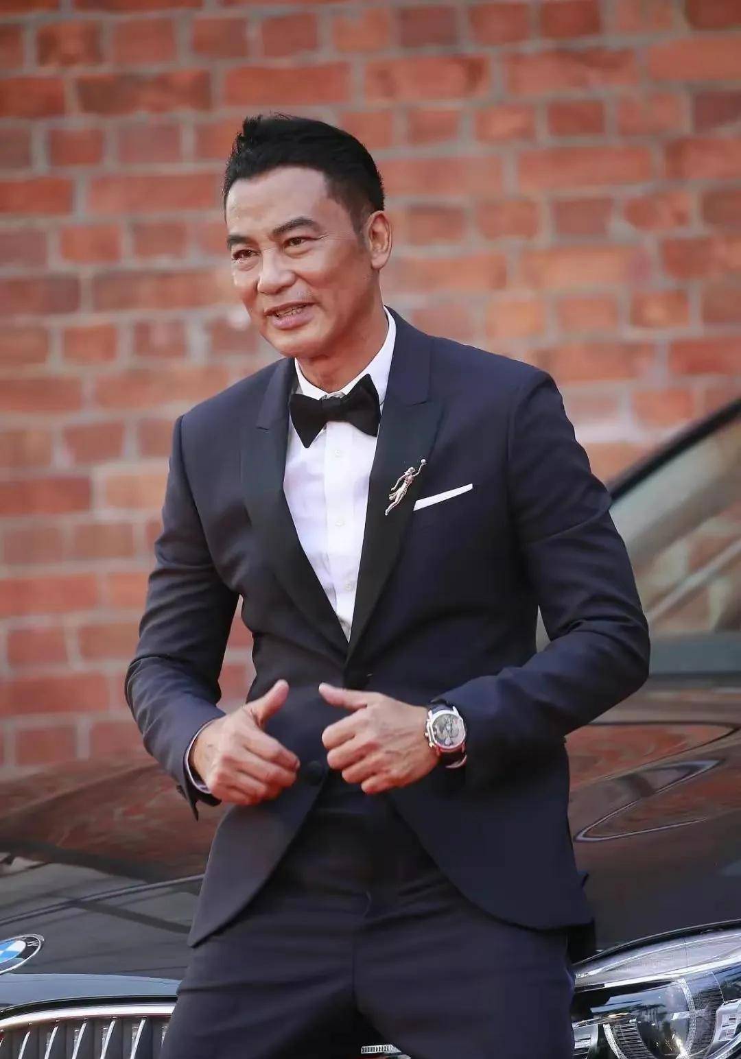 67岁任达华中山买房,打扮低调驼背像小老头,面色惨白引热议_网友_投资