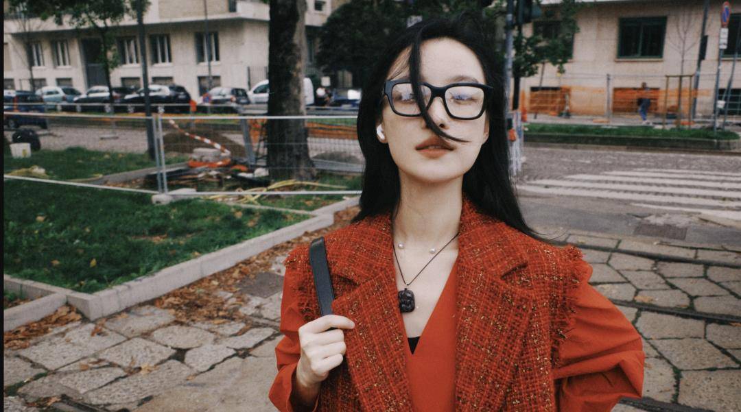 米兰大咖不少:倪妮气场十足,张雨绮真敢穿,但张柏芝这次完胜_红色